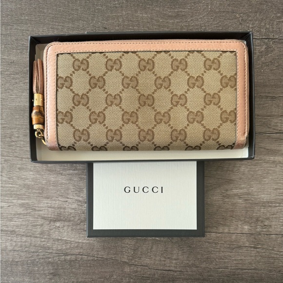 Gucci Handbags - Gucci pink trim bamboo zippy wallet 🎀